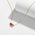 Detail van gouden ketting met roze peervormige edelsteen en oranje zirkoon op wit voetstuk - 925 zilver / Goud
