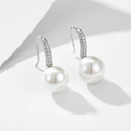 Dettaglio di orecchini a monachella in argento S925 con perle e zirconi incastonati - Argento 925 / Argento