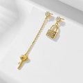 Pendientes asimétricos de plata s925 dorada con cadena larga, diseño de llave y candado - Plata 925 / Amarillo