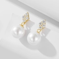 Detalle de pendientes de perlas en plata S925 con trébol de circonitas en fondo blanco - Plata 925 / Amarillo