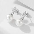 Detalle de pendientes de trébol en plata S925 con circonitas y perlas blancas - Plata 925 / Blanco