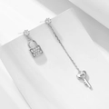 Pendientes asimétricos de plata S925 con colgantes de candado y llave de circonita - Plata 925 / Blanco