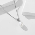 Elegante 925 zilveren ketting met natuurlijke zoetwaterparel op witte geometrische basis - 925 zilver / Wit