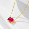 Detalle de un colgante de circón rojo rectangular en una fina cadena de oro con engaste de garras - Colgante de Circonia Roja Rectangular (KSN238)