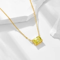 Elegante collar de oro con un colgante de circón amarillo rectangular sobre piedra blanca - Colgante de Circonia Amarilla Rectangular (KSN238)