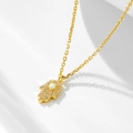 Dettaglio ravvicinato della collana Hamsa dorata con opale e zirconi scintillanti - Argento 925 / Oro