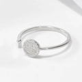 Dettaglio macro dell'anello in argento 925 con faccina sorridente in zirconi incastonati - US 5 / Bianco