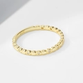 Dettaglio anello a sfere dorate con marchio S925 e pietre di zirconia scintillanti - US 5 / Oro