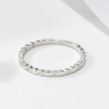 Dettaglio dell'anello in argento 925 con design a perline e zirconi cubici scintillanti - US 5 / Argento