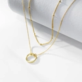 Detail van de goud vergulde dubbele ketting met satelliet kralen en ronde hanger - 925 zilver / Goud