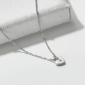 Minimalistische Herzkette aus Sterlingsilber mit funkelndem Zirkon auf weißem Stein - 925er Silber / Weiß