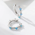 Macro del punzone S925 e intarsio in opale blu sui piccoli orecchini a cerchio in argento - Argento 925 / Bianco