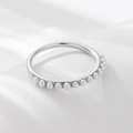 Anello minimalista in argento S925 con eleganti perle su uno sfondo bianco pulito - US 5 / Bianco