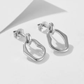 Primer plano del sello S925 en pendientes de aro geométricos huecos e irregulares - Plata 925 / Plateado