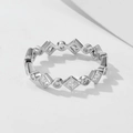 Primo piano dell'anello geometrico in argento con zirconi rotondi e a forma di rombo - US 5 / Bianco
