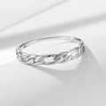 Anello minimalista in argento sterling a maglia cubana con finitura lucida su fondo bianco - US 6 / Argento