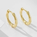 Detalle de pendientes de aro dorados irregulares con textura ondulada y cierre - Plata 925 / Dorado