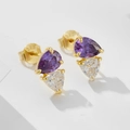 Dettaglio macro di orecchini in argento 925 con zircone viola e placcatura in oro - Argento 925 / Giallo