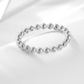 Anillo de cuentas minimalista de plata de ley con diamantes brillantes sobre fondo blanco - US 5 / Blanco