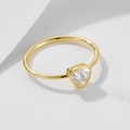 Makroaufnahme eines geometrischen Dreieck-Diamantrings mit 14k Goldbeschichtung - US 5 / Gold