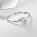 Makroaufnahme eines silbernen Rings mit einem geometrischen Zirkonia im Dreiecksschliff - US 5 / Silber