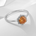 Lussuoso anello in argento S925 con zircone champagne e halo di diamanti su sfondo bianco - US 5 / Argento