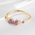 Detalle de anillo de oro 18K con racimo de circonitas púrpuras y blancas incrustadas - US 5 / Circón Púrpura (Oro)