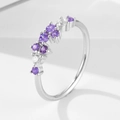 Vista macro de anillo de plata de ley con circonitas púrpuras y blancas en racimo - US 5 / Circón Púrpura (Platino)