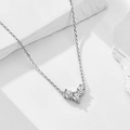 Collana in argento S925 con tre diamanti scintillanti a V su sfondo di pietra bianca - Bianco