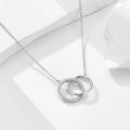 Collana in argento S925 con doppi cerchi intrecciati e cristalli pavé su sfondo in pietra bianca - Argento
