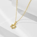Detail der 14k vergoldeten Stern-Halskette mit funkelnden Zirkonia und Perlenrand-Design - 925er Silber / Gold