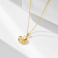 Dettaglio del pendente a conchiglia dorata con perla su catena in argento sterling - Argento 925 / Oro