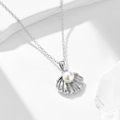 Collana in argento sterling S925 con ciondolo a conchiglia e perla bianca su fondo bianco - Argento 925 / Bianco