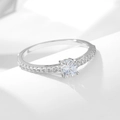Anillo minimalista de plata de ley S925 con solitario redondo y banda con pavé de diamantes - US 5 / Blanco