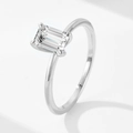 Elegante anillo de moissanita de 1 quilate talla esmeralda con montura minimalista de plata - Talla US 5 / Plateado