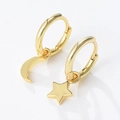 Detalle de pendientes asimétricos de plata S925 bañada en oro con dijes de estrella y luna - Plata 925 / Dorado