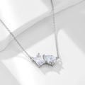Collar de plata S925 con circonitas de corte pera y esmeralda en una fina cadena cruzada - Plata 925 / Blanco