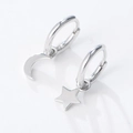Pendientes de aro asimétricos de plata S925 con dijes de estrella y luna en fondo blanco - Plata 925 / Blanco