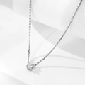 Detalle del collar solitario de plata S925 con engaste de cuatro garras y gema redonda - Plateado