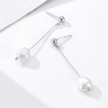 Detailopname van het S925-keurmerk op lange pareloorbellen met zilveren kwastjes - 925 zilver / Wit