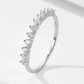 Lujoso anillo de plata de ley S925 con una fila brillante de circonitas blancas - US 5 / Blanco
