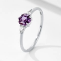 Eleganter Silberring mit geometrischem lila Sechskantstein und Akzentsteinen - US 5 / Weiß