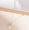 Primer plano de collar en Y de plata con perlas barrocas naturales y cadena delicada - Plata 925 / Blanco