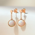 Dettaglio orecchini pendenti con opale bianco e placcatura in oro rosa per donna - Oro rosa
