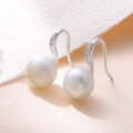 Boucles d'oreilles perles en argent S925 avec zircons scintillants sur fond beige - Argent 925 / Blanc