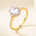 Eleganter S925 Silberring in Gold mit ovalem Zirkonia-Hauptstein und Halo-Fassung - US 5 / Gold