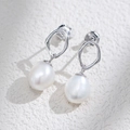 Pendientes de plata S925 geométricos con perlas barrocas sobre una superficie de piedra - Plata 925 / Blanco