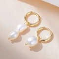 Orecchini asimmetrici con perle barocche e cerchi dorati su sfondo beige neutro - Argento 925 / Oro
