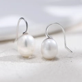 Primer plano de elegantes pendientes de plata S925 con perlas barrocas naturales de gota - Plata 925 / Plateado