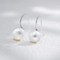 Primer plano de pendientes de perlas naturales con ganchos de plata de ley S925 - Plata 925 / Plateado